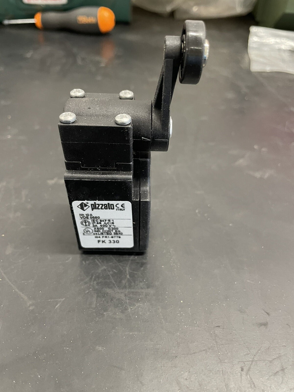 Pizzato FK 330 Finecorsa a Rullo Interruttore di Posizione1