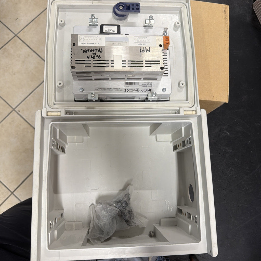 UniOP eTOP05-0045 Pannello Operatore HMI 24VDC Montato in Cassetta3