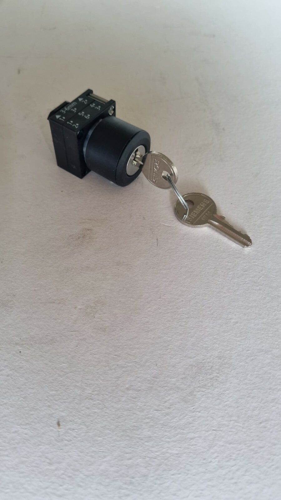 Siemens 3SB3000-4AD11 Selettore a Chiave Interruttore 3SB3 000-4AD110