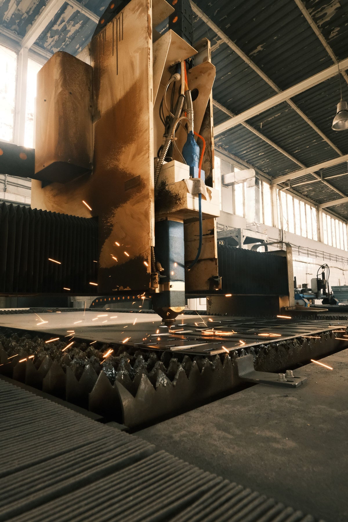 Macchinari industriali al lavoro in un capannone