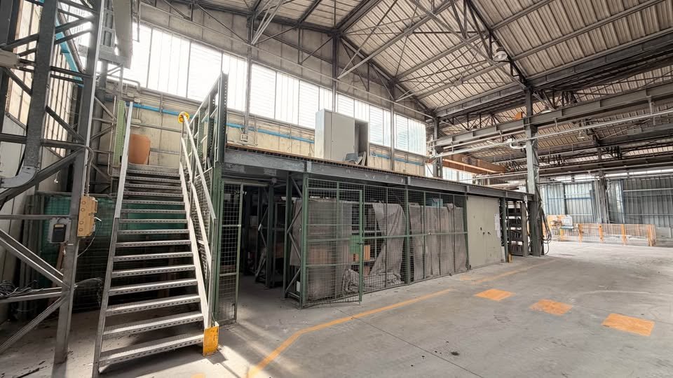 Soppalco industriale con balaustra e scala