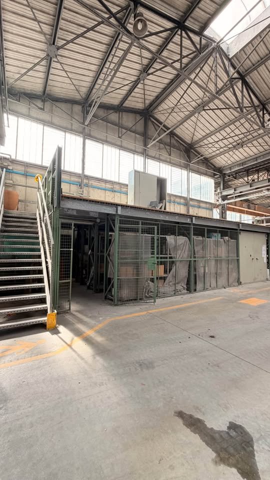 Soppalco industriale con balaustra e scala
