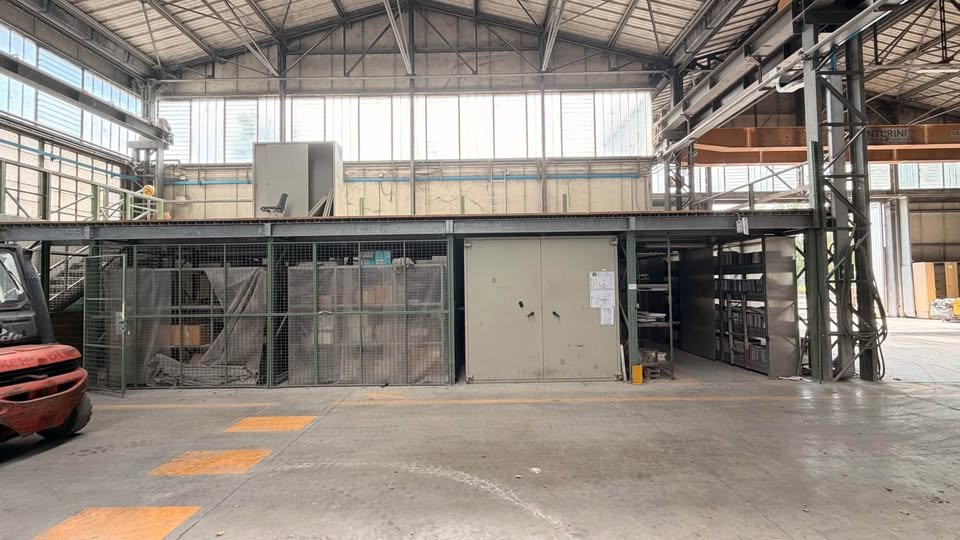 Soppalco industriale con balaustra e scala