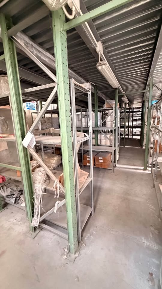 Soppalco industriale con balaustra e scala